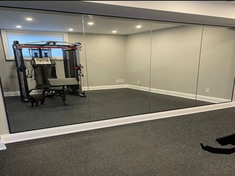 Illustrazione della dissipazione della forza d'urto di un bilanciere caduto su un tappetino di gomma spesso.